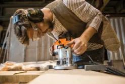 Défonceuse Triton TRA001 2400 W Avec Pince Pour Fraises De 12 Mm -Synthèse D'outils Boutique 330165 lrg TRA001 HANDHELD PIC3 1401968804