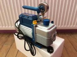 Pompe à Vide 2 étages Value 128 L/m Avec électrovanne Et Vacuomètre -Synthèse D'outils Boutique pompe pour faire le vide 3