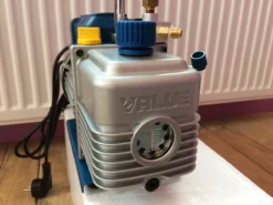 Pompe à Vide 2 étages Value 226 L/m Avec électrovanne Et Vacuomètre -Synthèse D'outils Boutique pompe pour faire le vide dans les tuyaux de clim 2