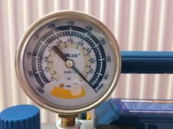 Pompe à Vide 2 étages Value 226 L/m Avec électrovanne Et Vacuomètre -Synthèse D'outils Boutique pompe pour faire le vide pour climatisation 2